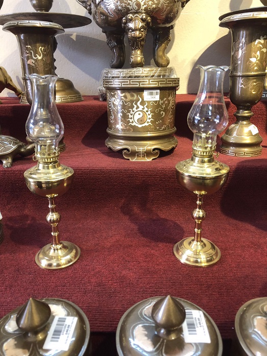 Cách trưng bày Đèn dầu đồng trên bàn thờ như thế nào